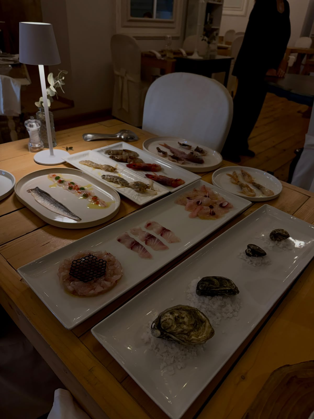 Selezione di crudi: ostriche, tartare, carpacci, gamberi rossi e scampi