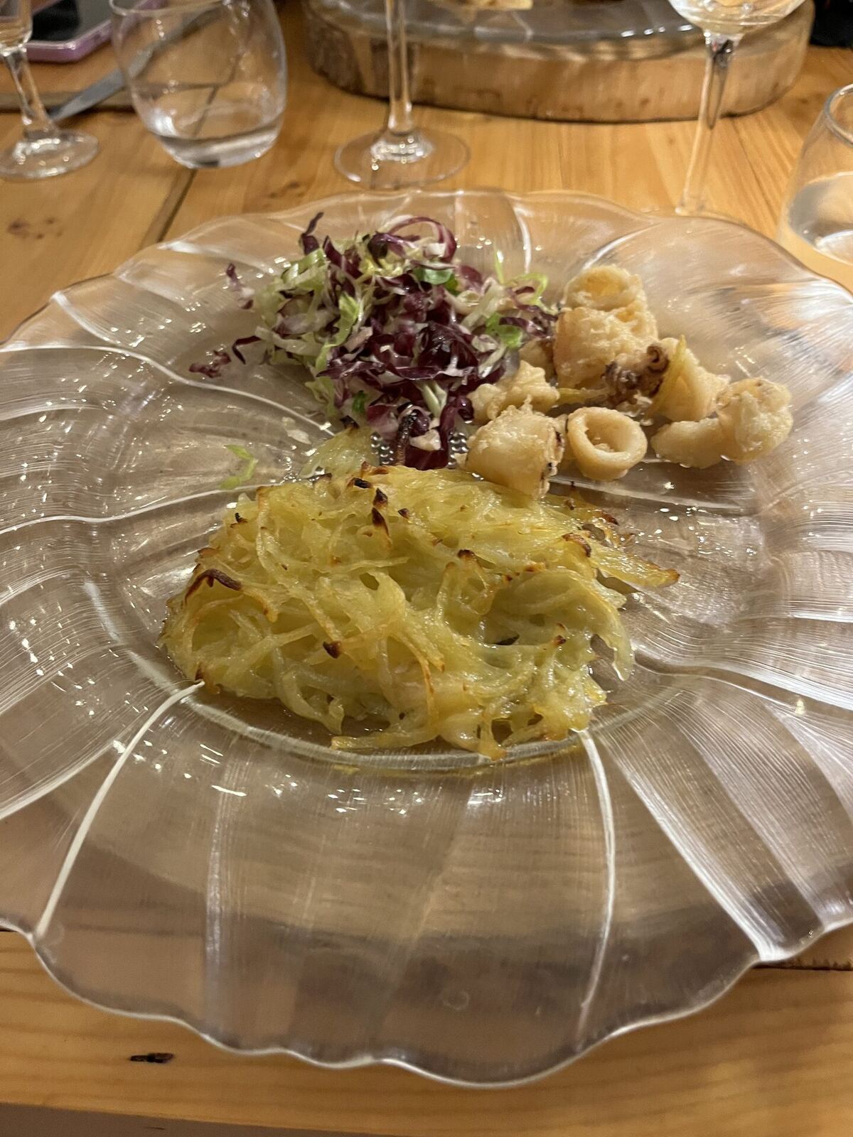 Calamari fritti con rosti di patate e radicchio