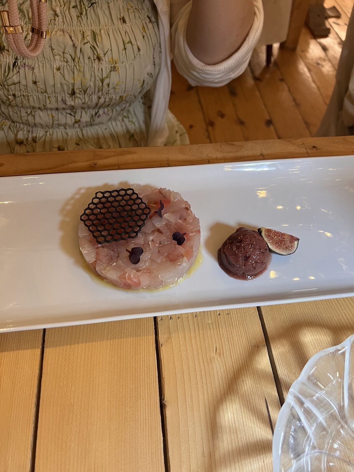 Carpaccio di ricciola con sorbetto e fico