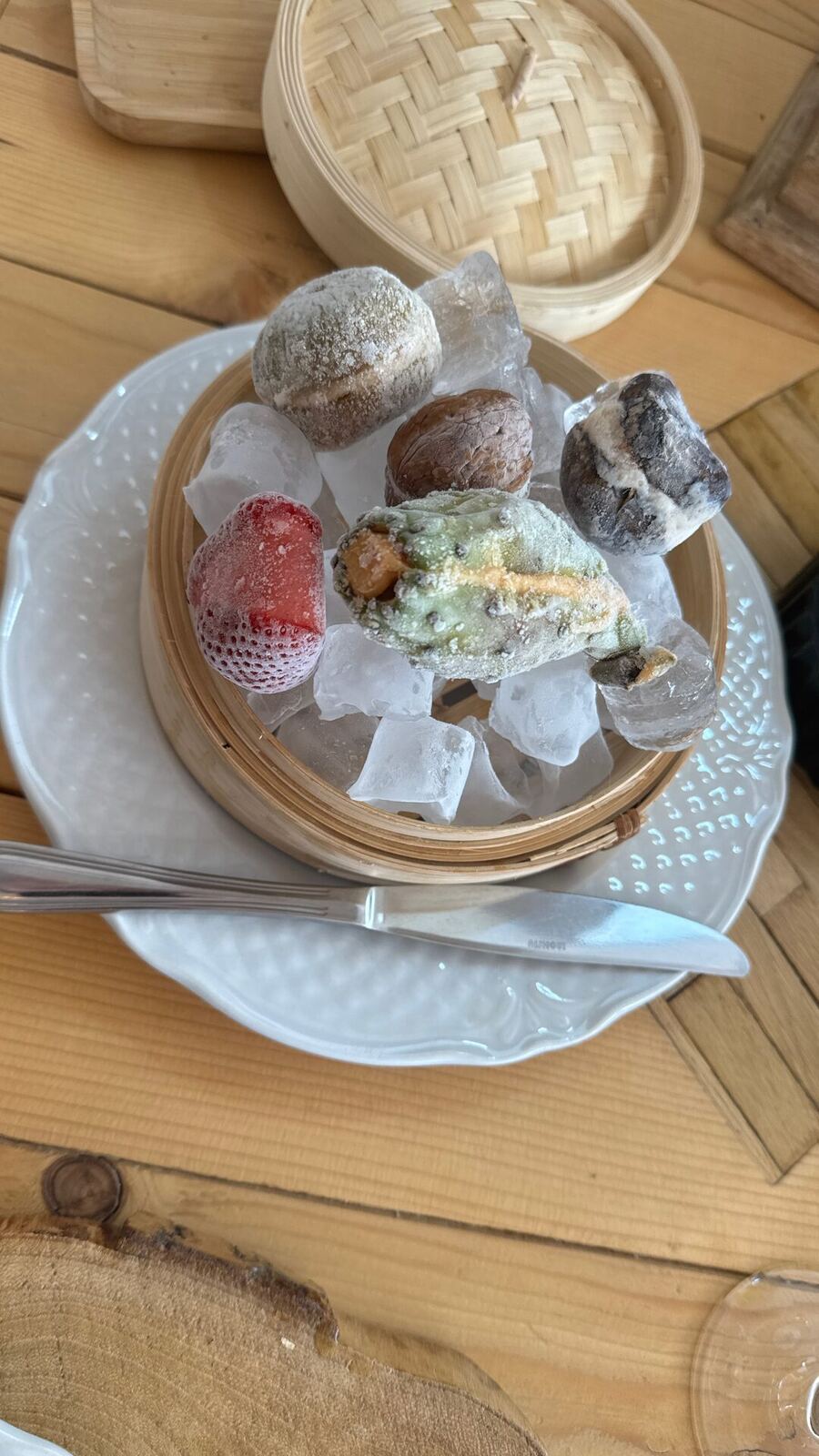 Mochi assortiti serviti su ghiaccio