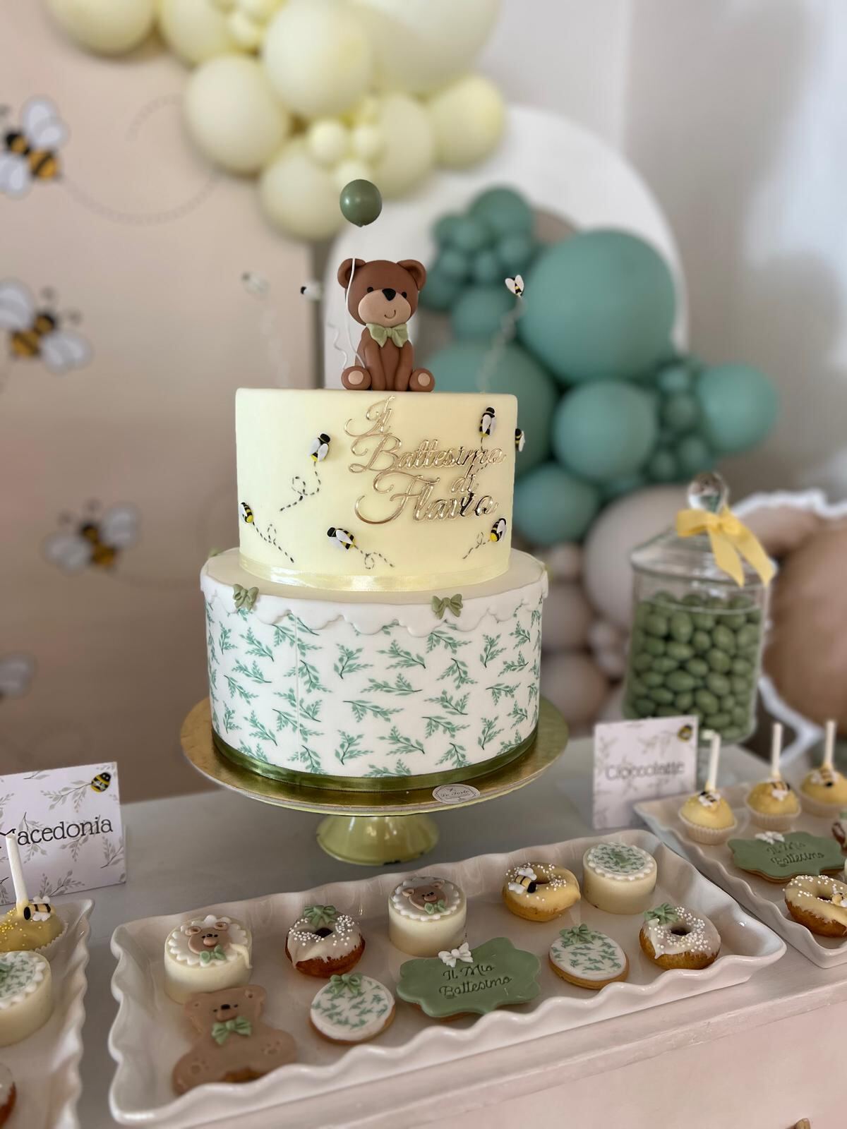Torta a due piani per un battesimo, tema orsetti e api