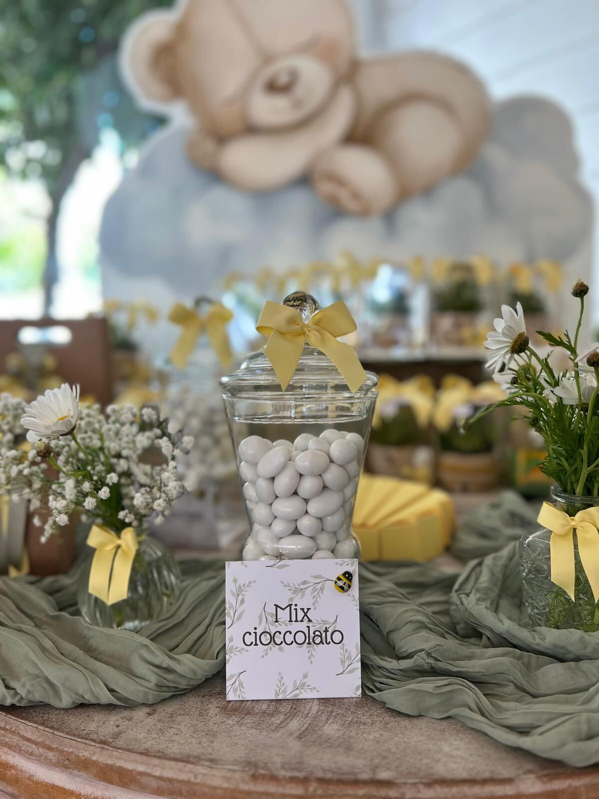 Barattolo di confetti con fiocco per il tavolo dolce