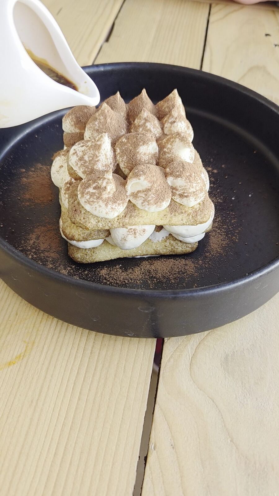 Tiramisù scomposto con caffè versato al momento